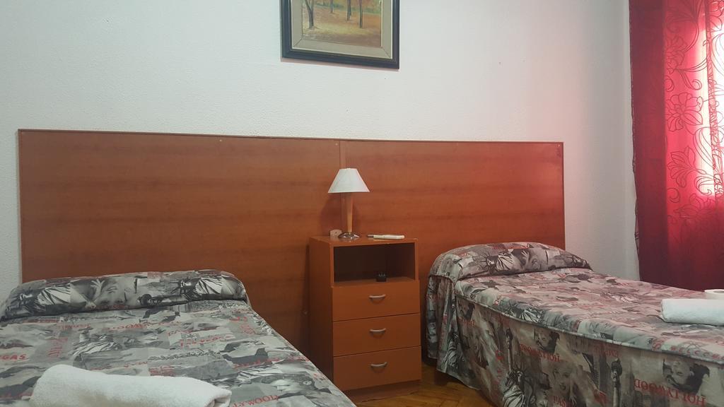 Hostal Helena Madrid Exteriör bild